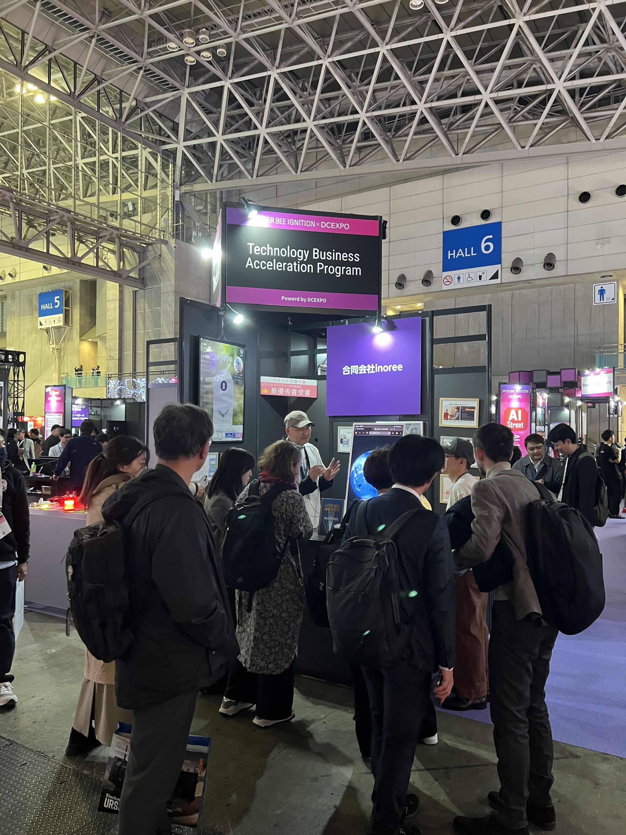 Inter BEE 2025 のOQTAブースに人が集まり説明を聞いている様子