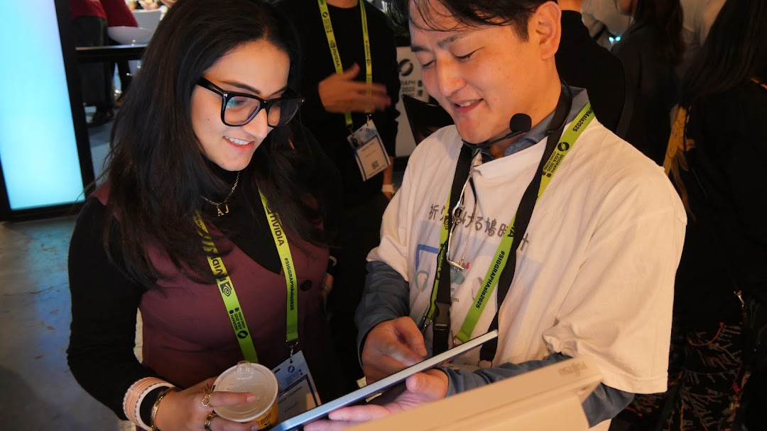 来場者に説明タブレットでOQTAを紹介している様子