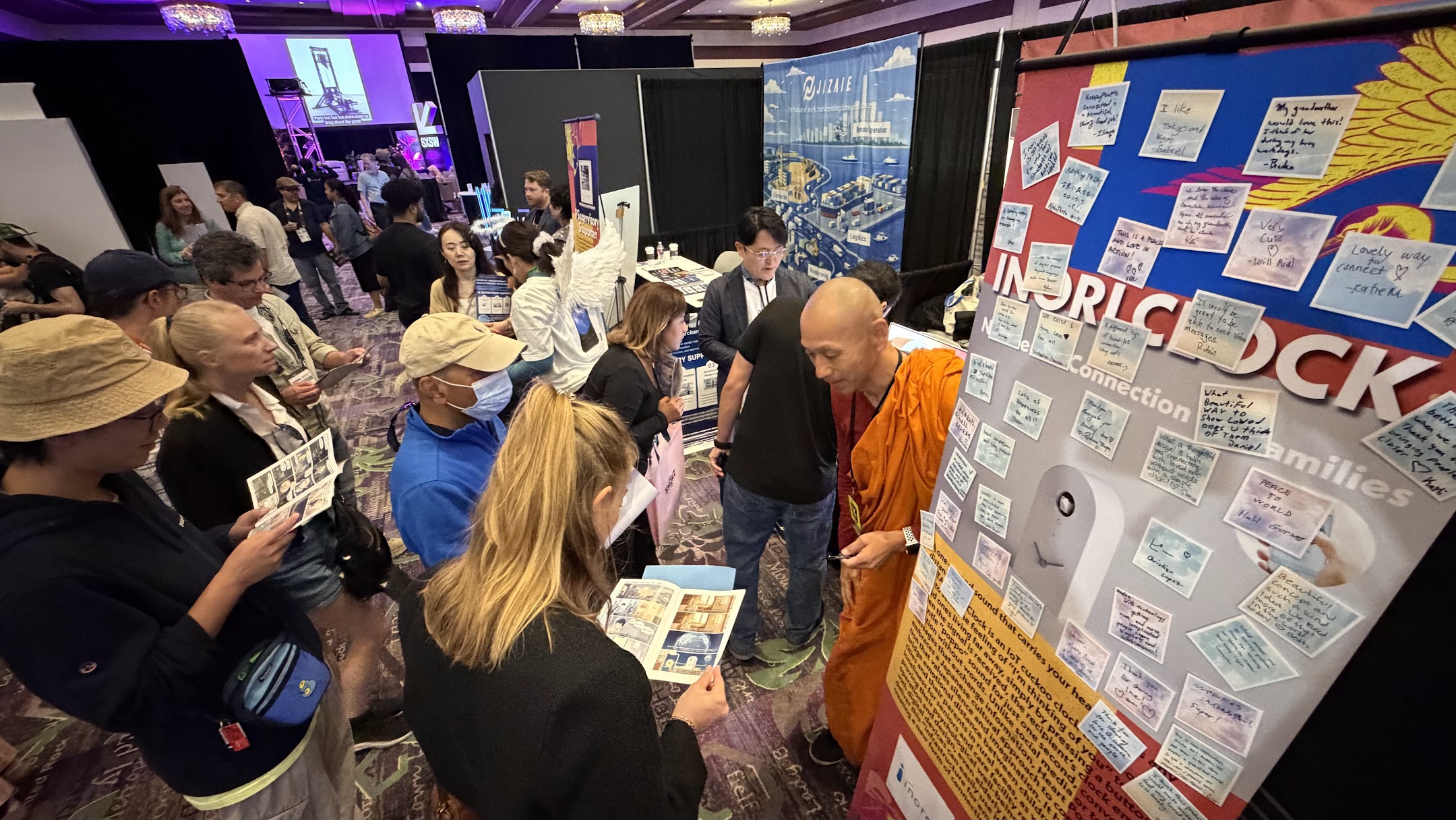 SXSW 2026の会場でOQTA / INORI Clockに多くの来場者が集まる様子