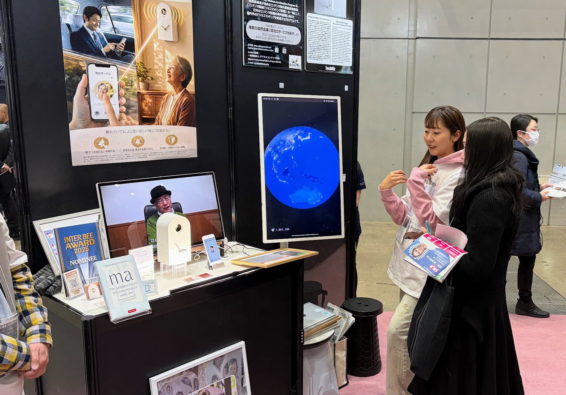 WELL-BEING TECHNOLOGY 2026で来場者がOQTAブースに立ち寄っている様子